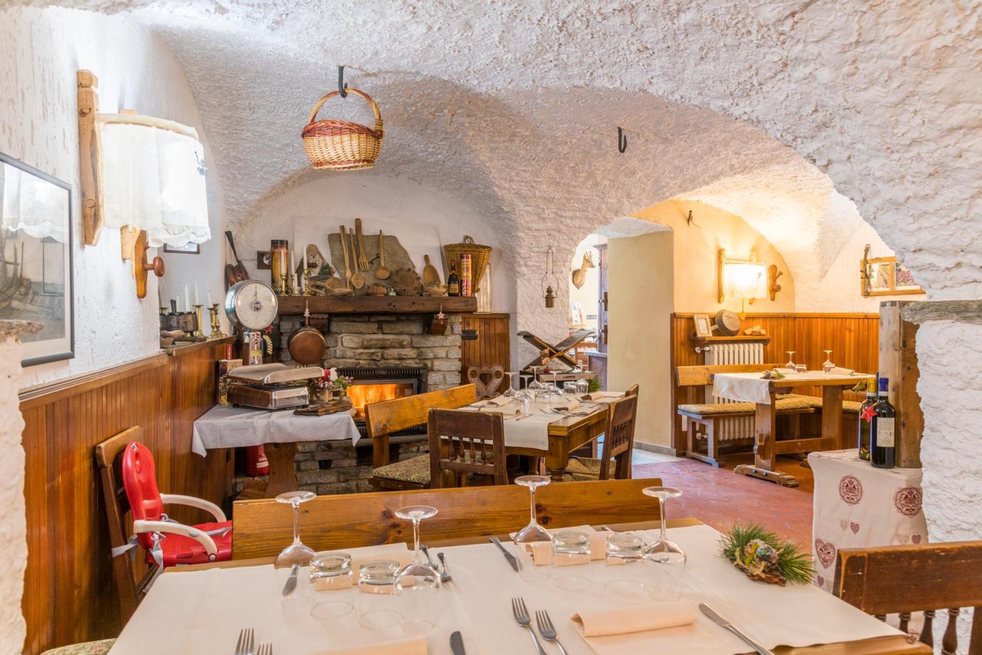 La Placette - Albergo Diffuso E Trattoria Usseaux Eksteriør billede