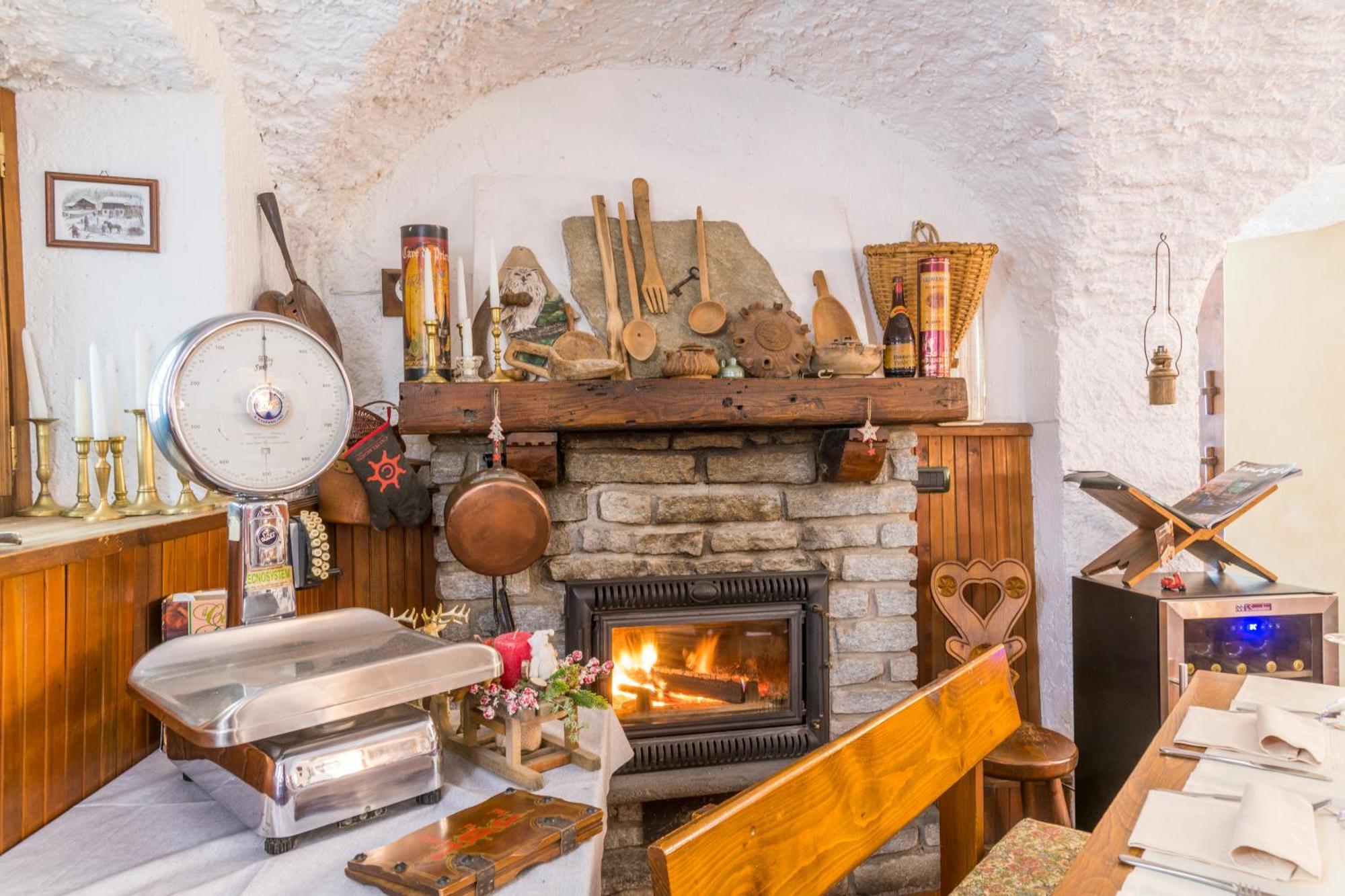 La Placette - Albergo Diffuso E Trattoria Usseaux Eksteriør billede