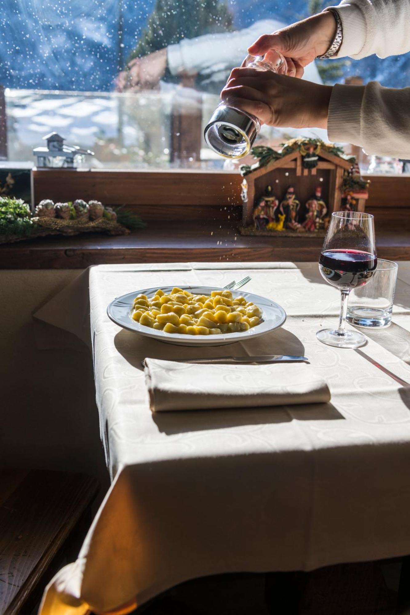 La Placette - Albergo Diffuso E Trattoria Usseaux Eksteriør billede